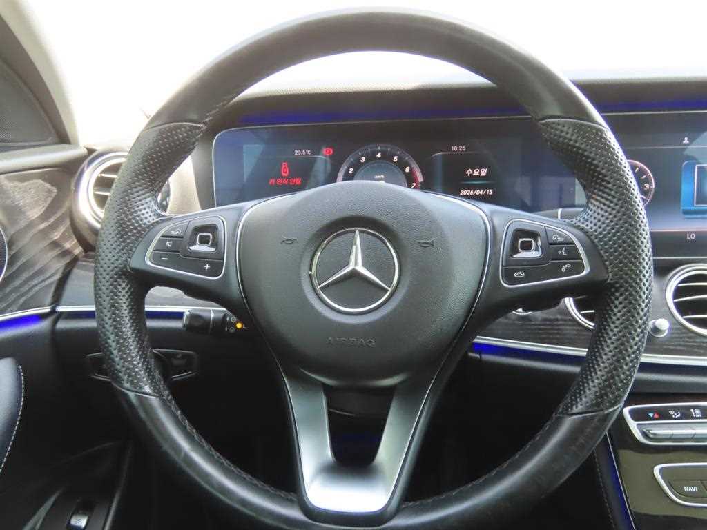 Mercedes Benz E class - Vista 11