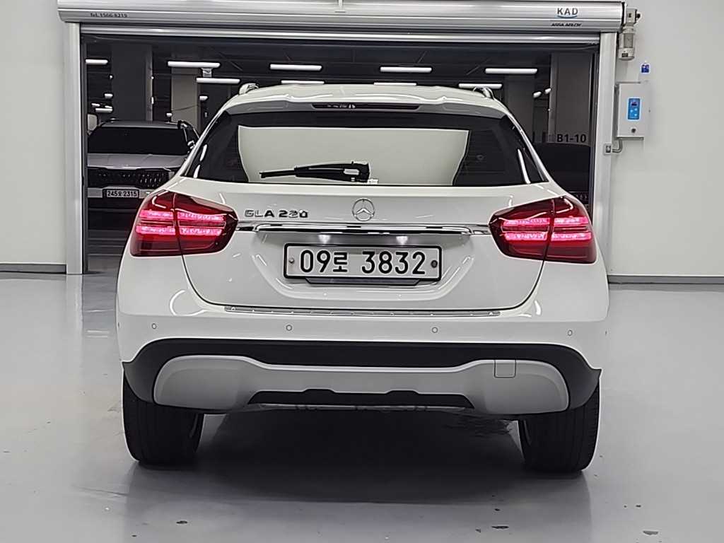 Mercedes Benz GLA Class - Vista 3