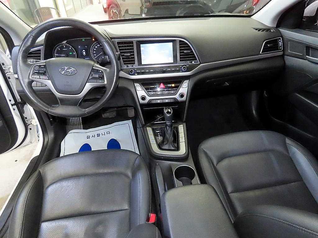 HYUNDAI Avante - Vista 10