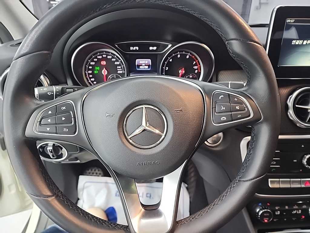 Mercedes Benz GLA Class - Vista 9