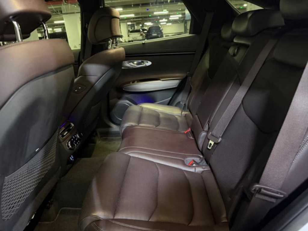 Genesis GV70 - Vista 7