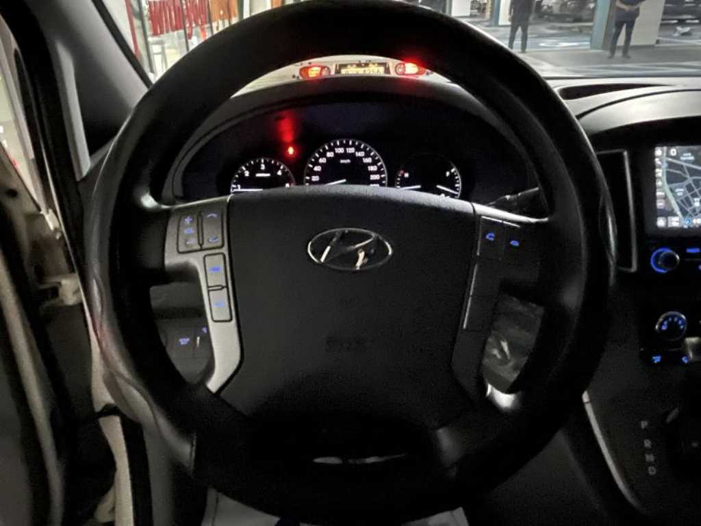 HYUNDAI Starex - Vista 12