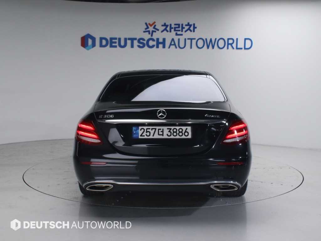 Mercedes Benz E class - Vista 4