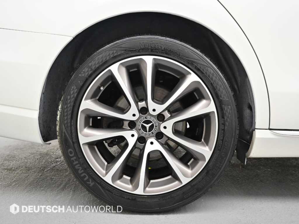 Mercedes Benz E class - Vista 5