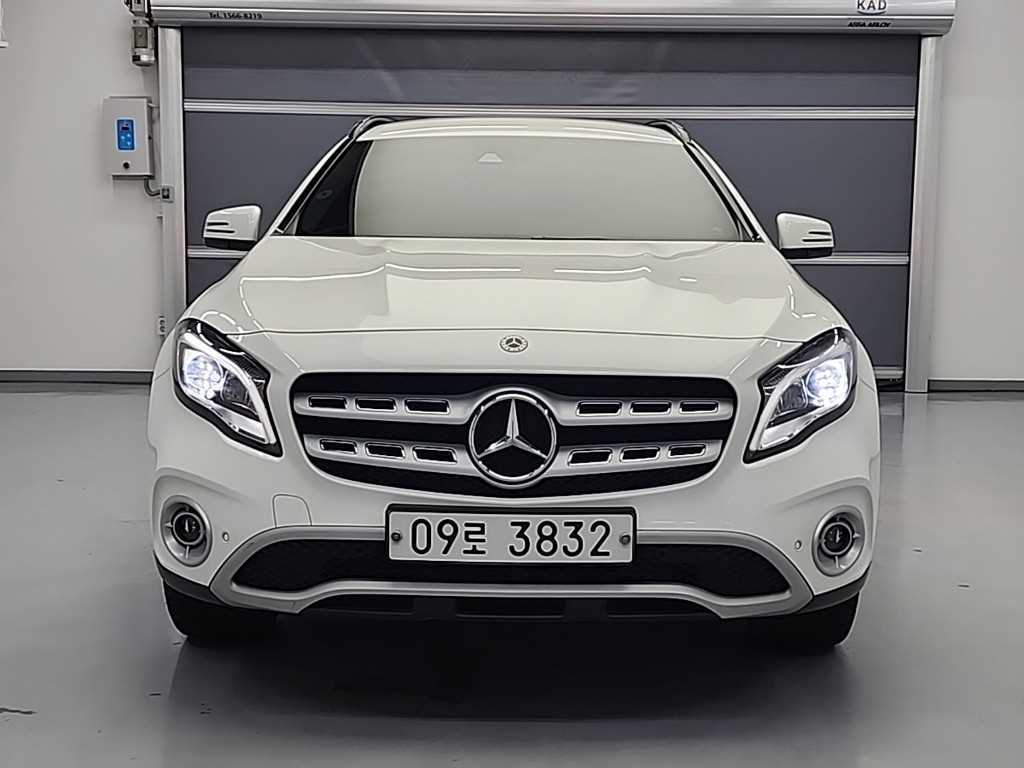 Mercedes Benz GLA Class - Vista 2