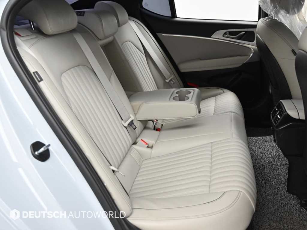 Genesis G70 - Vista 12