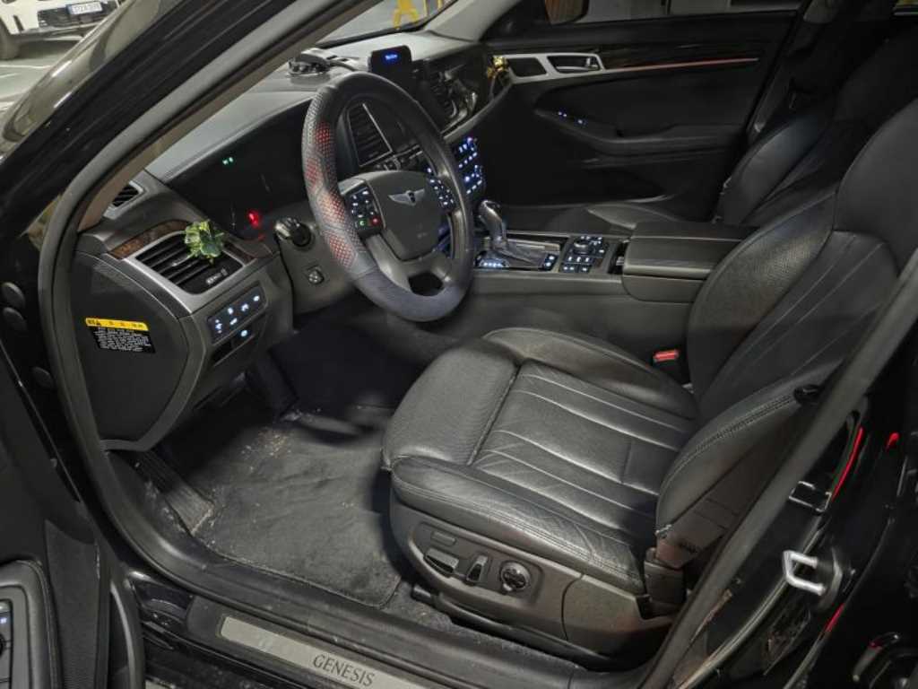 HYUNDAI Genesis - Vista 4