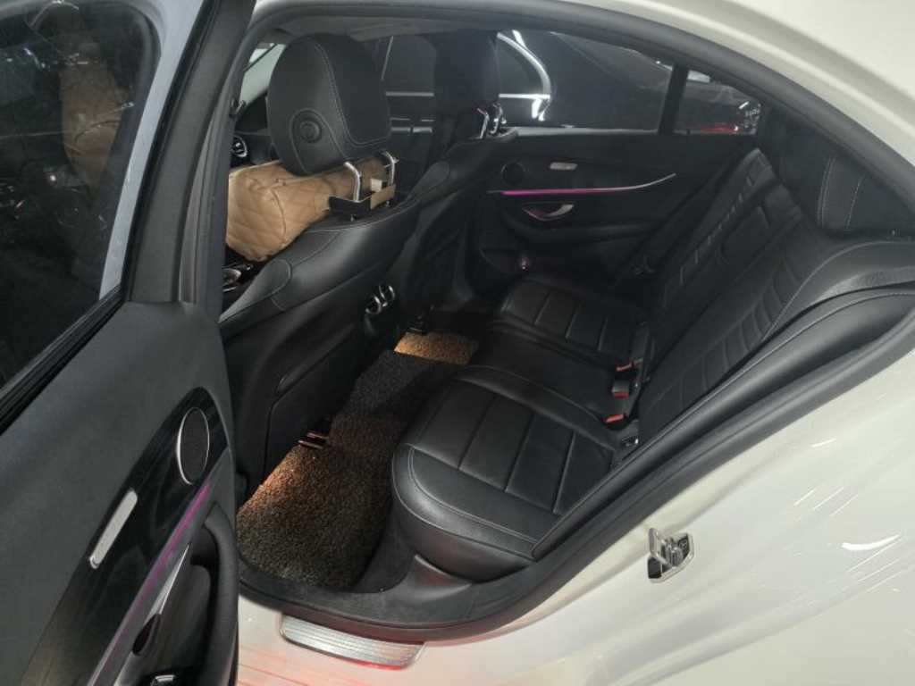 Mercedes Benz E class - Vista 8