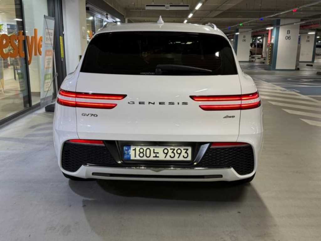 Genesis GV70 - Vista 5