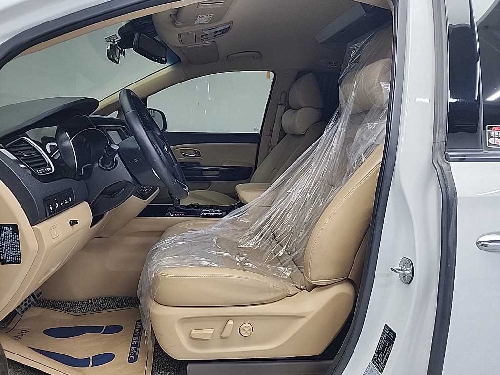 KIA Carnival - Vista 11