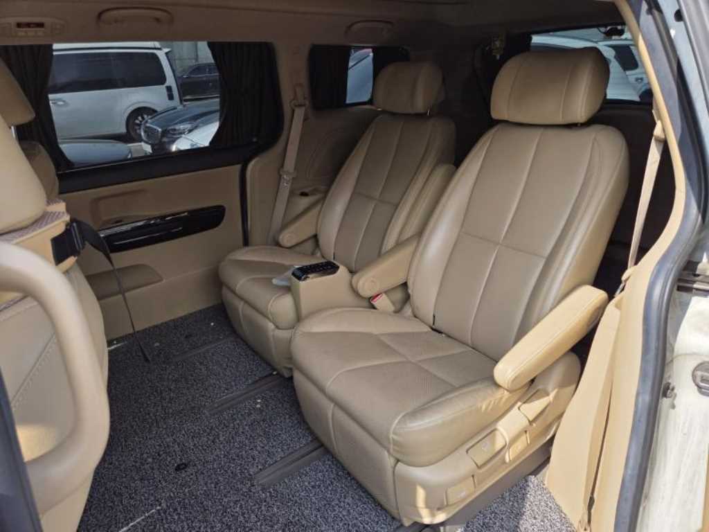 KIA Carnival - Vista 12