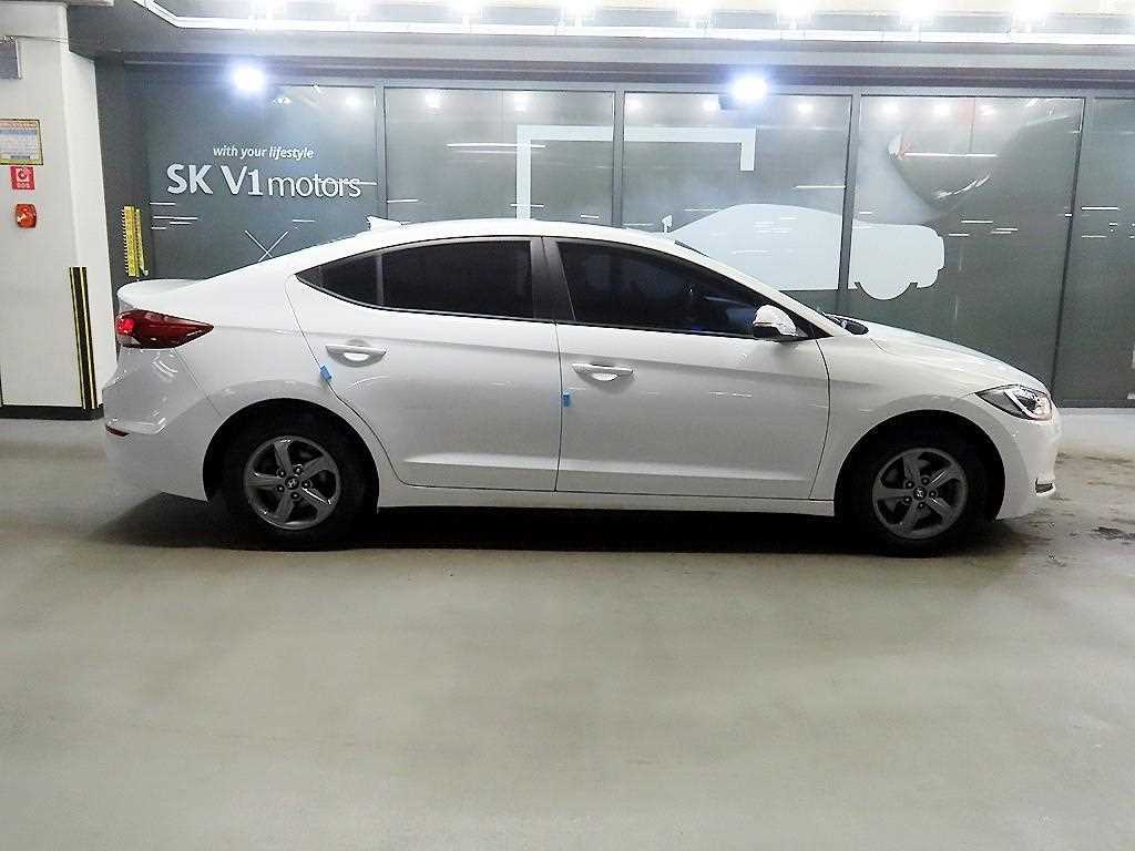 HYUNDAI Avante - Vista 3