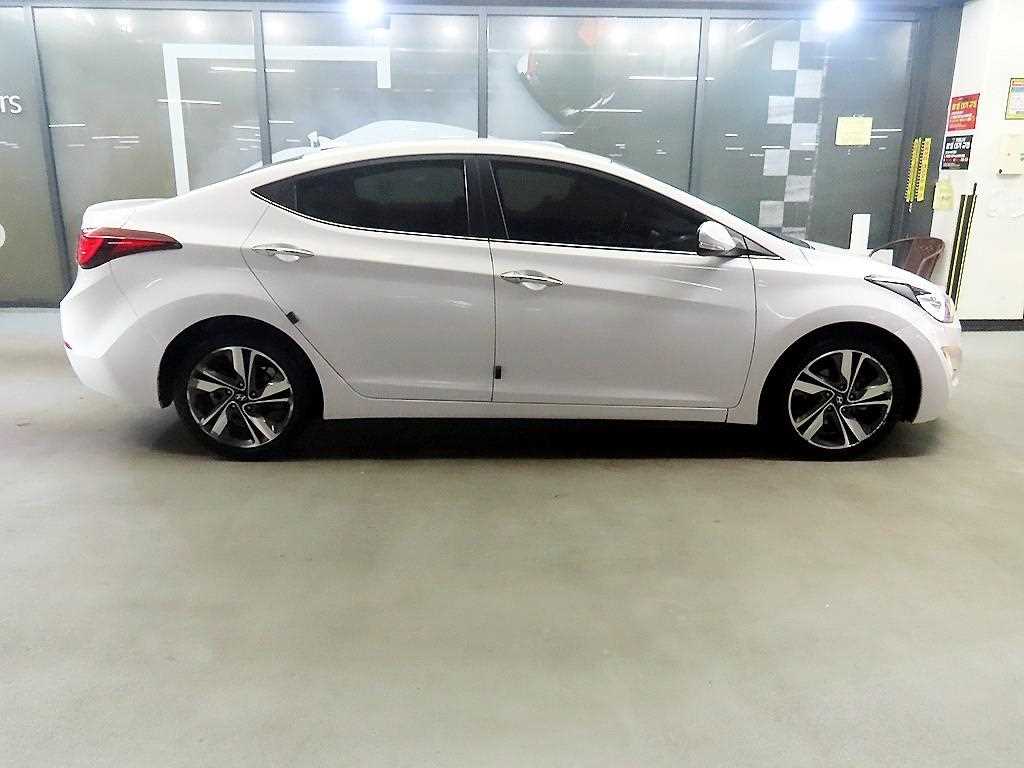 HYUNDAI Avante - Vista 3