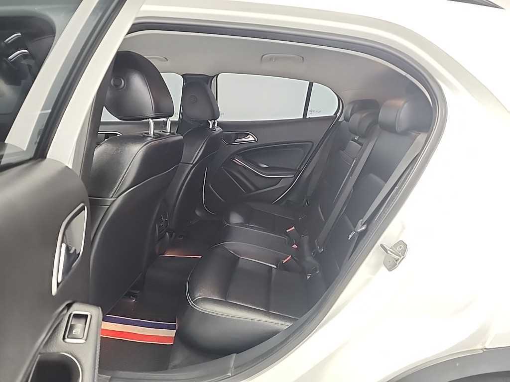 Mercedes Benz GLA Class - Vista 12