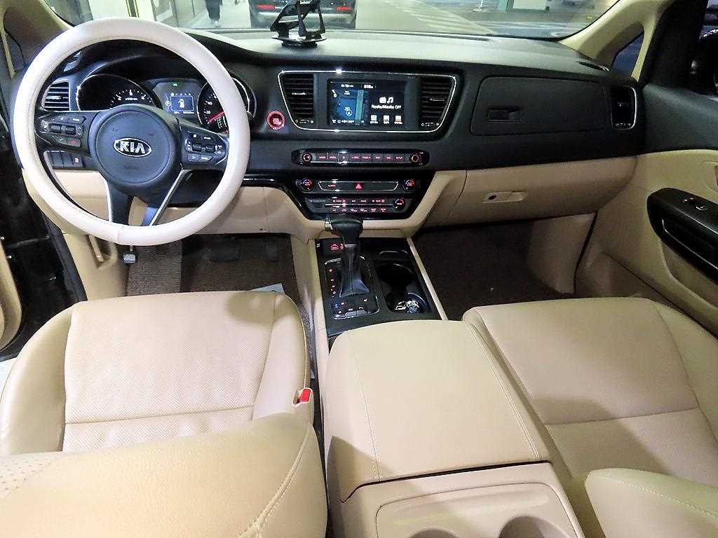 KIA Carnival - Vista 10