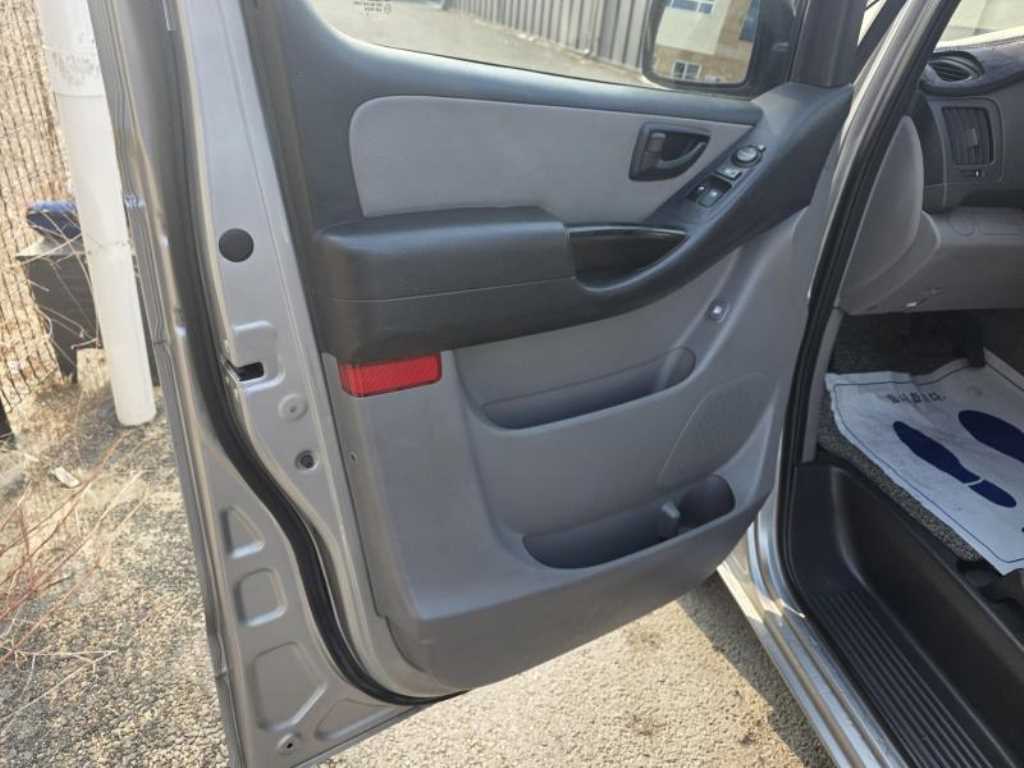 HYUNDAI Starex - Vista 6