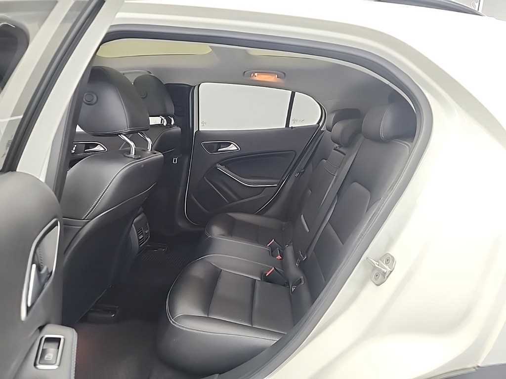 Mercedes Benz GLA Class - Vista 12