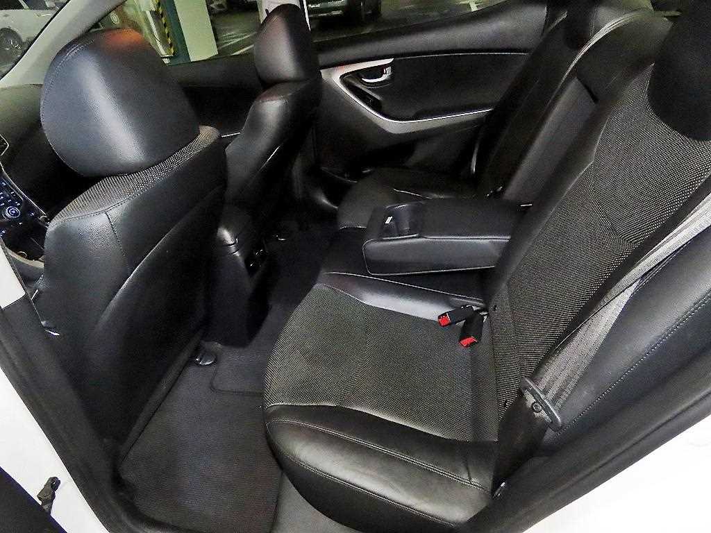 HYUNDAI Avante - Vista 7