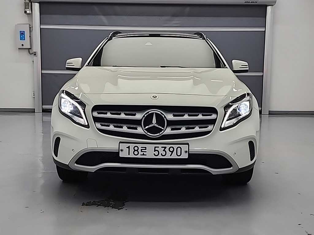 Mercedes Benz GLA Class - Vista 2