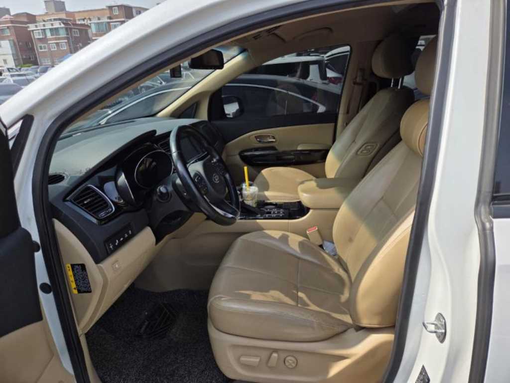 KIA Carnival - Vista 5