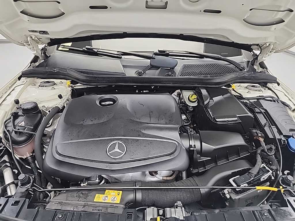 Mercedes Benz GLA Class - Vista 5