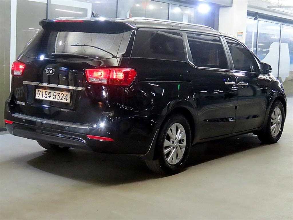 KIA Carnival - Vista 4