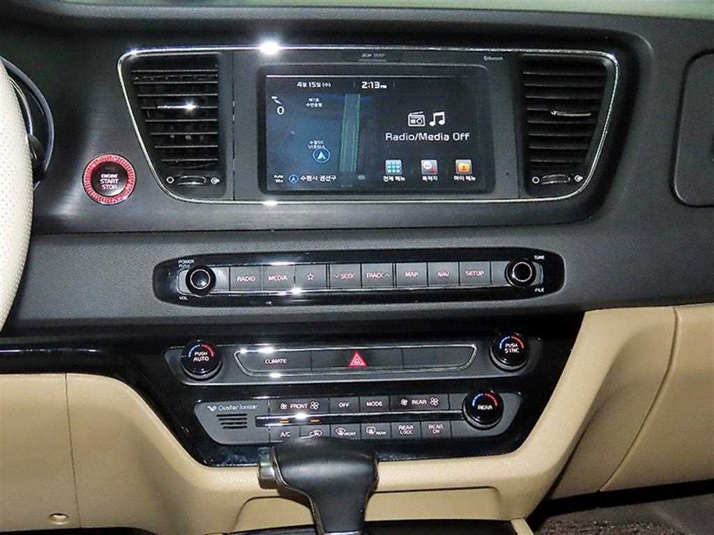 KIA Carnival - Vista 11