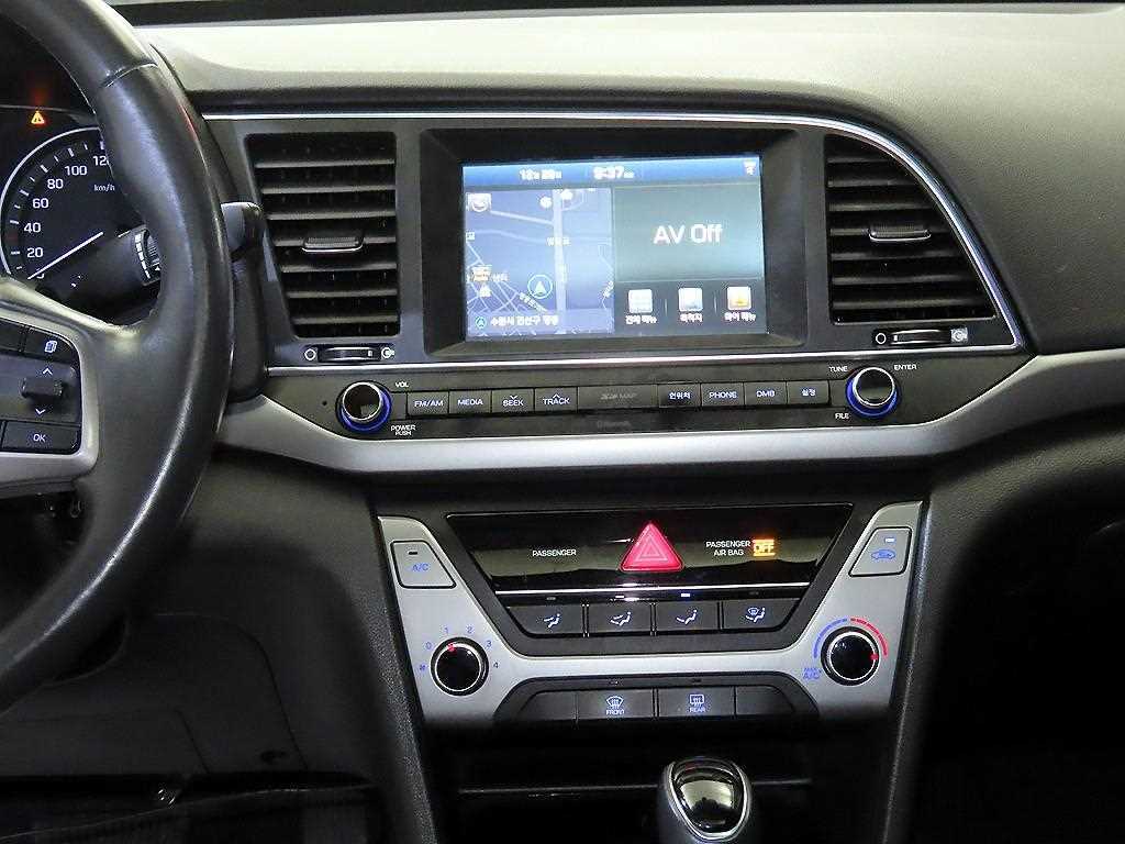 HYUNDAI Avante - Vista 11