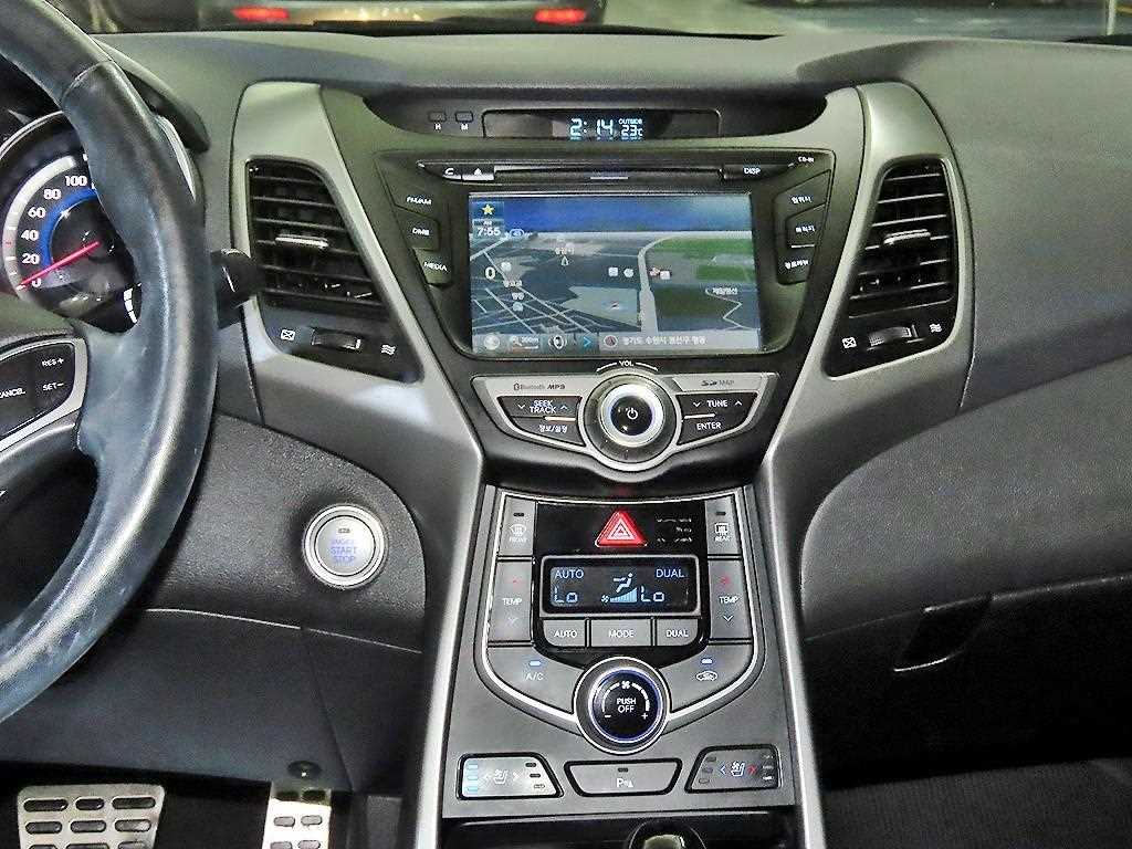 HYUNDAI Avante - Vista 11