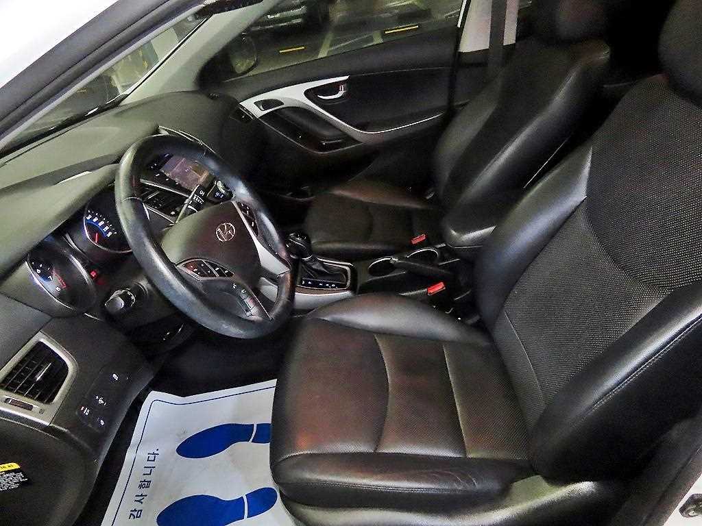 HYUNDAI Avante - Vista 6