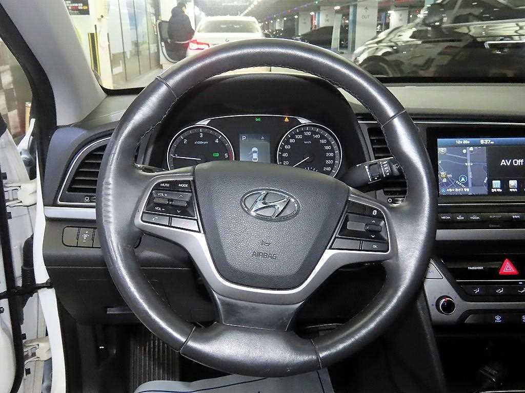 HYUNDAI Avante - Vista 8