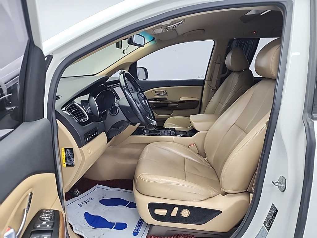 KIA Carnival - Vista 11