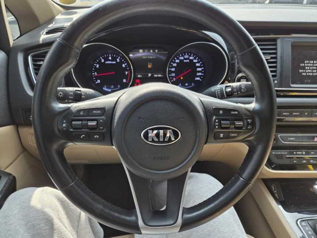 KIA Carnival - Vista 6