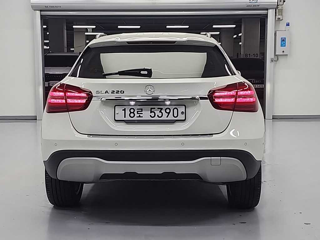 Mercedes Benz GLA Class - Vista 3