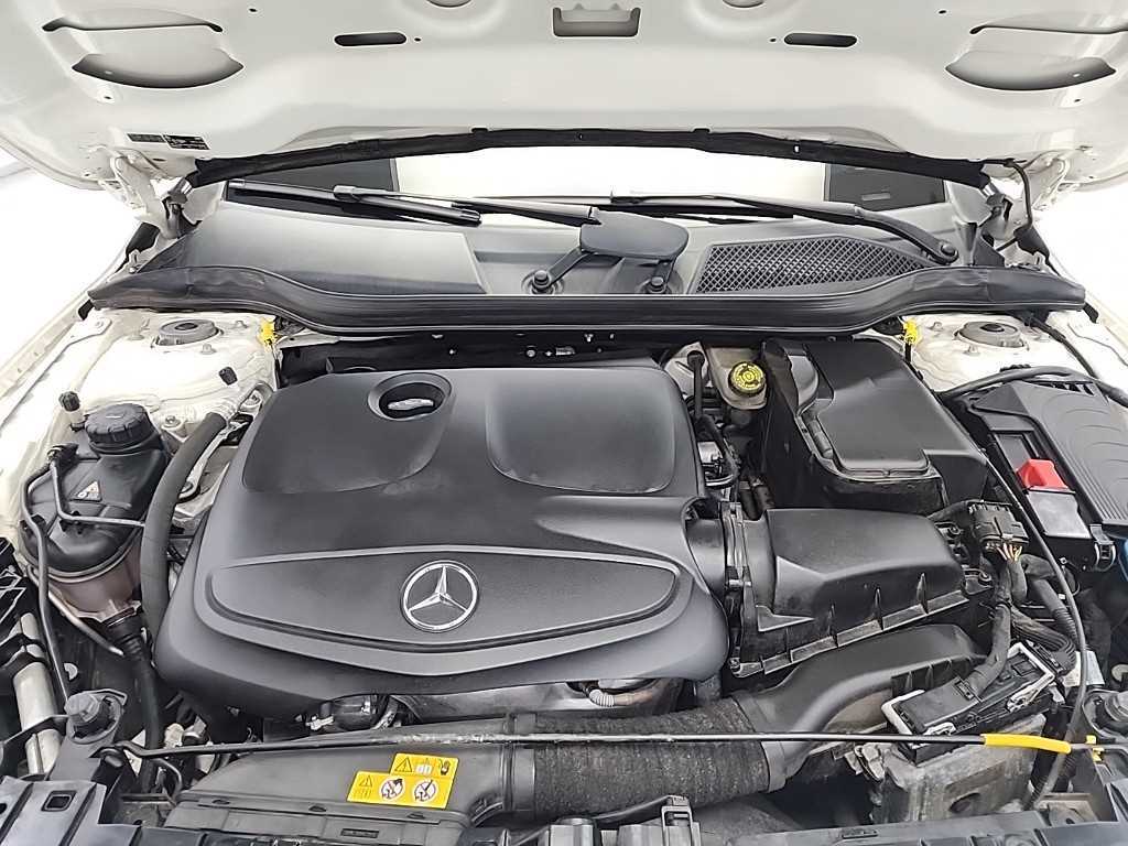 Mercedes Benz GLA Class - Vista 5