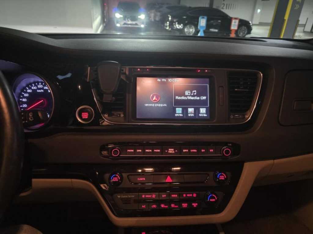 KIA Carnival - Vista 12