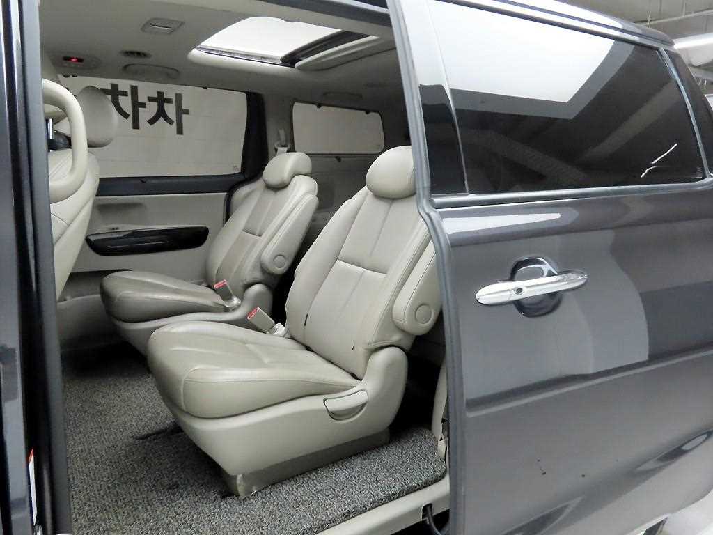 KIA Carnival - Vista 11
