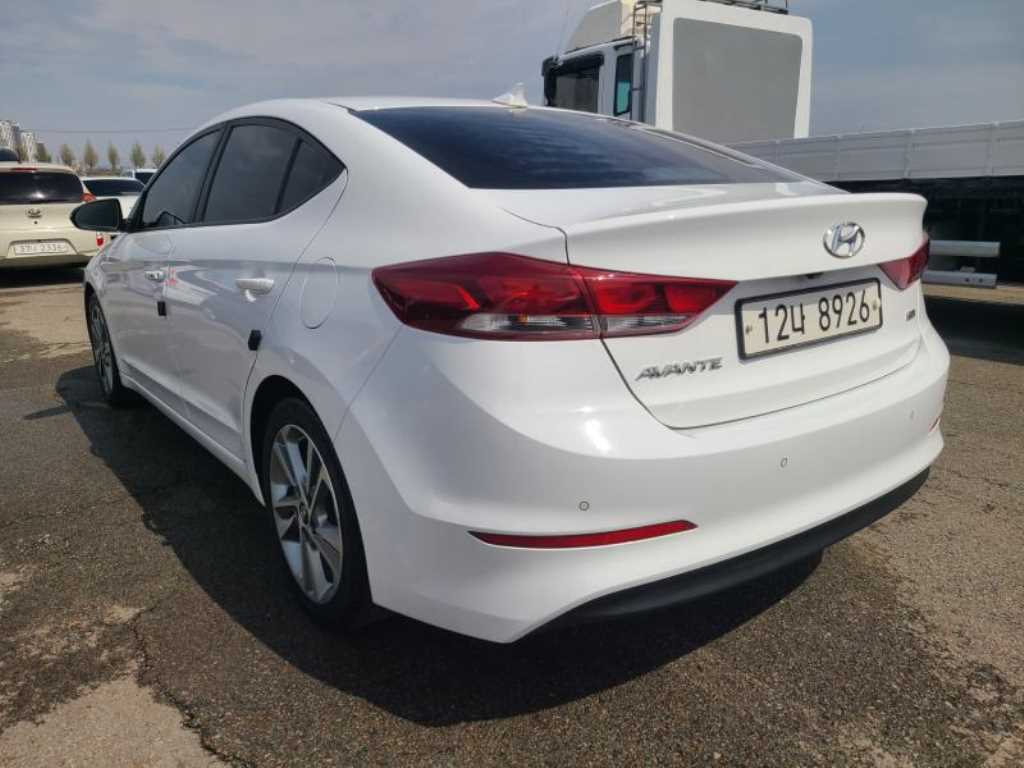 HYUNDAI Avante - Vista 4