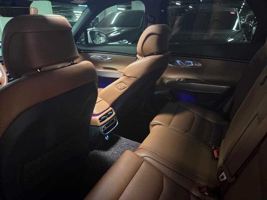 Genesis GV70 - Vista 8