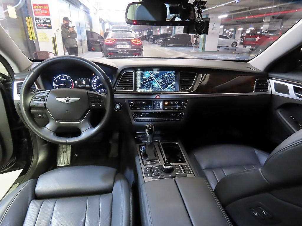 HYUNDAI Genesis - Vista 10