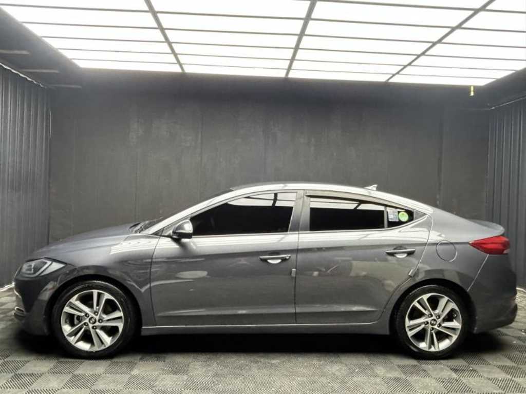 HYUNDAI Avante - Vista 3