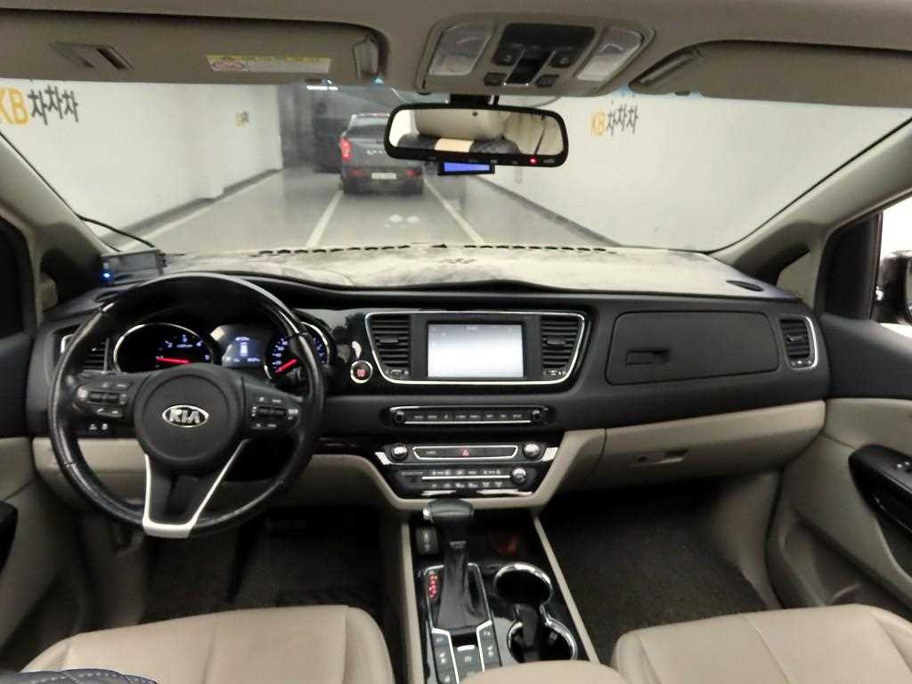 KIA Carnival - Vista 5