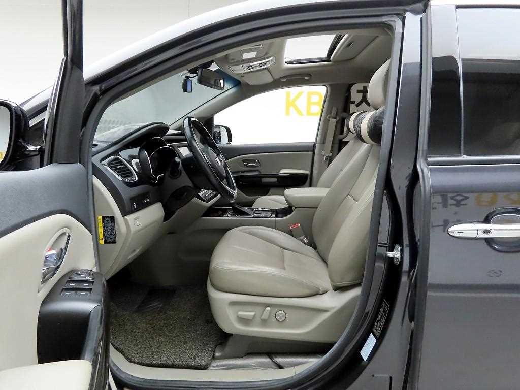 KIA Carnival - Vista 7