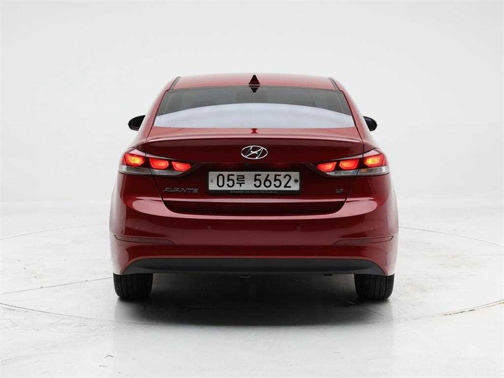 HYUNDAI Avante - Vista 5
