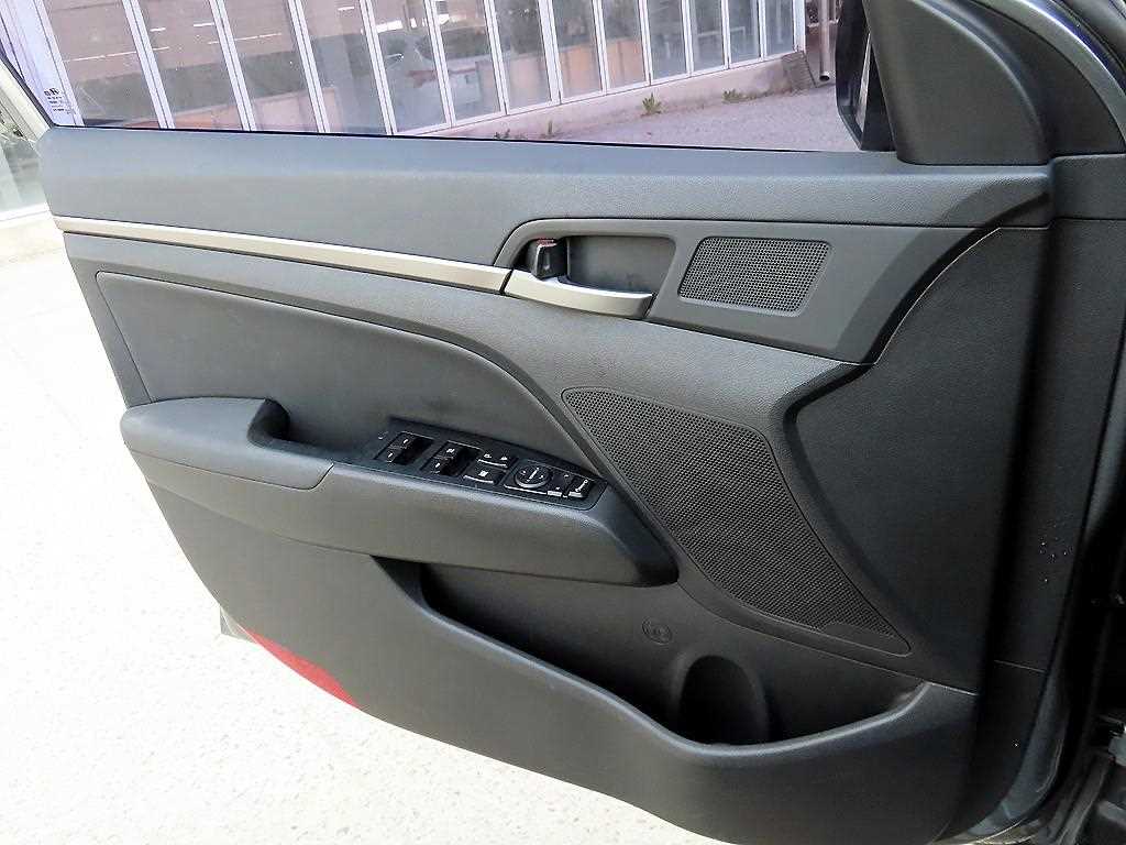 HYUNDAI Avante - Vista 11