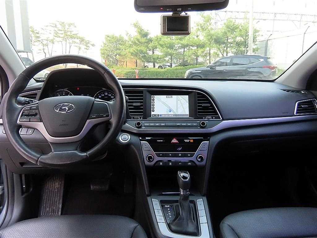 HYUNDAI Avante - Vista 7