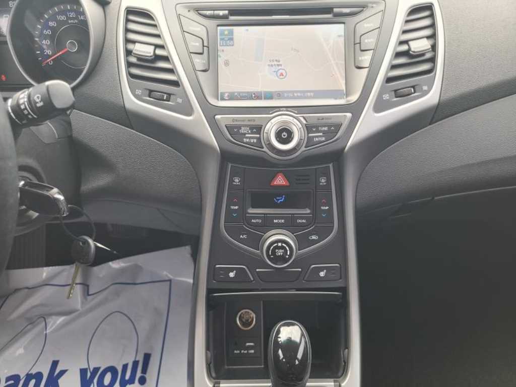 HYUNDAI Avante - Vista 12