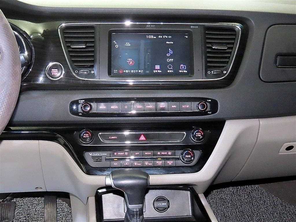 KIA Carnival - Vista 11