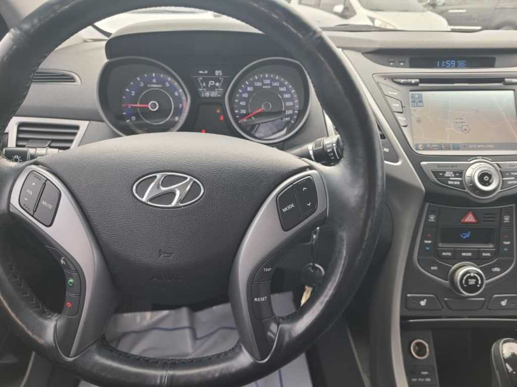 HYUNDAI Avante - Vista 9