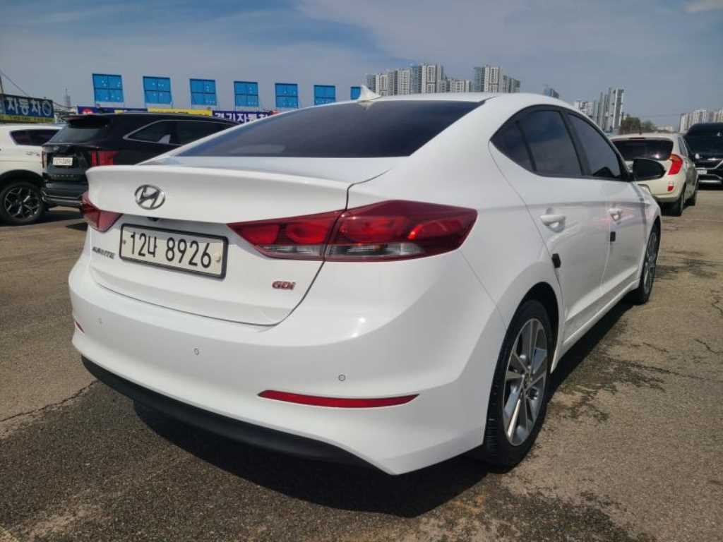 HYUNDAI Avante - Vista 6